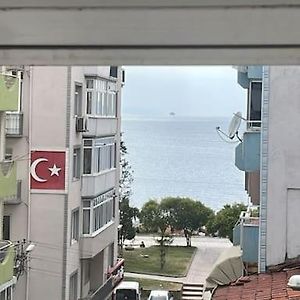 Cadde Ustu, Deniz Manzarali Ferah Bir Daire Apartment Gemlik Exterior photo
