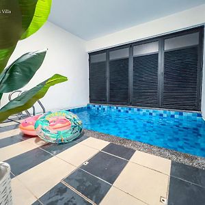 Kak Tini'S Indoor Pool Villa Batu Caves Exterior photo