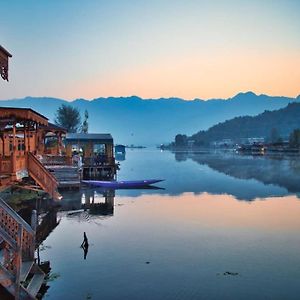 Lakes Crown Group Of Houseboats Srinagar  Exterior photo