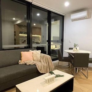 Comfort Two Bedroom Apartment In Box Hill Melbourne Exterior photo