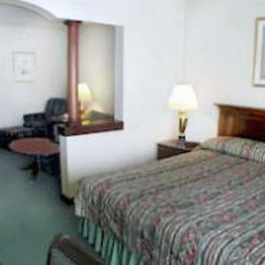 Quality Hotel & Suites Cincinnati Central West Chester Room photo