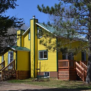 La Maison Jaune De Chute-Saint-Philippe Lac-Saint-Paul Exterior photo