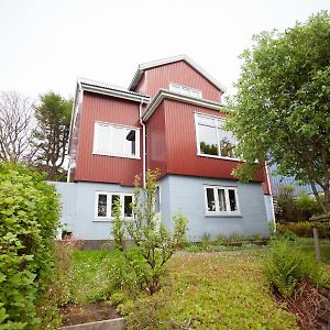 3 Storey, 5 Bedroom, 3 Bathroom House In The Center Of Torshavn Exterior photo